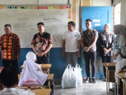 Polres PALI Gelar Kegiatan Sosial Bagikan 60 paket makan Siang Gratis