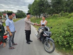Polsek Penukal Utara Bagi Bagi Takjil