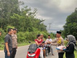 Polsek Penukal Utara Bagikan Takjil, Perkuat Kedekatan dengan Masyarakat di Bulan Ramadan