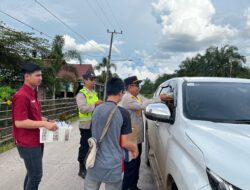 Polsek Penukal Abab menggelar aksi berbagi takjil