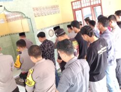 Polsek Talang Ubi Gelar Shalat Ghaib untuk Tiga Anggota Polri yang Gugur di Way Kanan