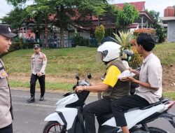 Sat Binmas Polres PALI Bagikan Takjil kepada Pengguna Jalan di Bulan Suci Ramadhan