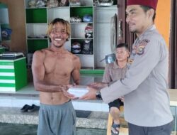 Personel Polsek Talang Ubi Bagikan Takjil kepada Warga Di Bulan Ramadan