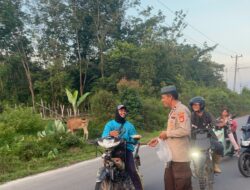 Polsek Penukal Utara Gelar Aksi Sosial Bagikan takjil