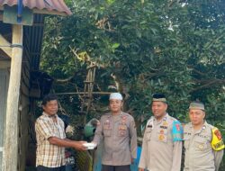 Polsek Talang Ubi Gelar Giat Bagi Takjil Pada Warga Kurang Mampu