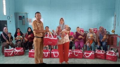 Pemerintah Desa Tanah Selatan Salurkan Bantuan,Ahmad Sartono ; Berupa perlengkapan Bayi