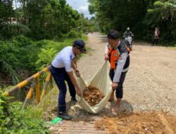 Dishub PALI Lakukan Penambalan lubang Di Beberapa Titik Rawan
