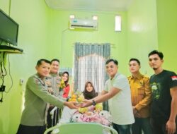 Kapolsek Talang Ubi Bersama Ketua Ranting Bhayangkari Besuk Istri Panit Reskrim