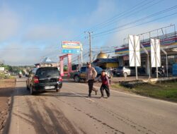 Polsek Talang Ubi Gencarkan Strong Point Pagi, Bantu Penyeberangan Pelajar dan Lansia