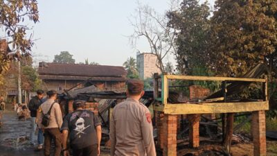 KEBAKARAN RUMAH KOSONG DI TALANG PIPA DIDUGA AKIBAT KORSLETING LISTRIK, KERUGIAN CAPAI RP 20 JUTA
