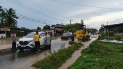 POLSEK TALANG UBI ATUR LALIN DAN BANTU PENGURANGAN DEBIT BANJIR DI SIMPANG RAJA