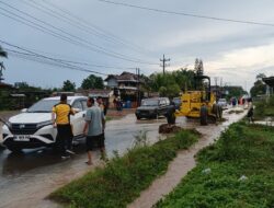 POLSEK TALANG UBI ATUR LALIN DAN BANTU PENGURANGAN DEBIT BANJIR DI SIMPANG RAJA
