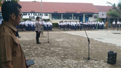 BHABINKAMTIBMAS POLSEK TALANG UBI JADI PEMBINA UPACARA DI SMP NEGERI 9 TALANG UBI: EDUKASI KAMTIBMAS UNTUK GENERASI MUDA