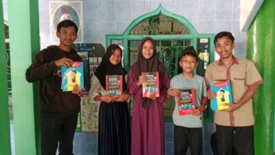 Pemdes Tanah Abang Selatan Salurkan Buku Bimbingan Sholat dan Doa ke TPA Baitul Mukmin