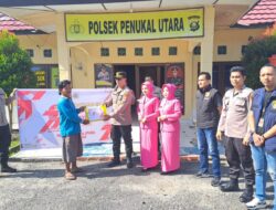 Bakti Sosial HUT Bhayangkara ke-79, Polsek Penukal Utara Salurkan 50 Paket Sembako untuk Warga Kurang Mampu