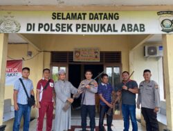 Warga Desa Babat Serahkan Dua Pucuk Senpi Rakitan, Polsek Penukal Abab Apresiasi Kesadaran Hukum Masyarakat