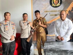 Kades Sungai Baung Serahkan Empat Pucuk Senpi