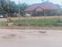Di Depan Kantor PUTR PALI Jalan Rusak, Masyarakat: Jangan Tunggu Ada Korban!