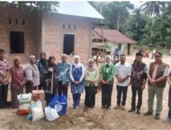 Gebrakan TP PKK PALI, Hj. Dwi Septaria Asgianto Serahkan Bantuan RTLH dan Sembako di Desa Semangus