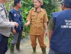 Respons Cepat Mat Kanta, Kades Sumber Rahayu Tinjau Genangan Air dan Himbau Warga
