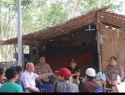 Polisi Bebusik di Talang Ubi, Kapolres PALI Serap Aspirasi dan Jaga Kamtibmas