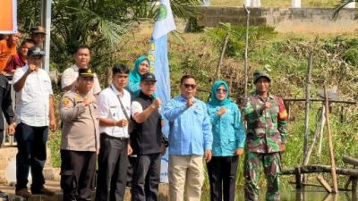 Polri dan Masyarakat Bersinergi dalam Kegiatan Tebar Benih Ikan Baung di Talang Ubi