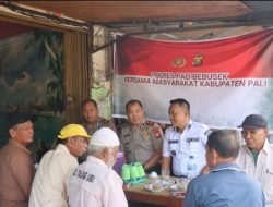 Sambangi Warga Pasar Pendopo, Polres PALI Serahkan Bansos Sambut HUT Bhayangkara ke-80