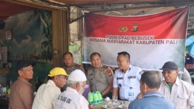 Sambangi Warga Pasar Pendopo, Polres PALI Serahkan Bansos Sambut HUT Bhayangkara ke-80