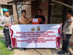 Polisi untuk Masyarakat, Polsek Penukal Utara Bagikan Sembako kepada Warga Membutuhkan
