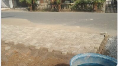 Penataan Area Polindes dan Masjid, Pemdes Tanah Abang Selatan Bangun Paving Block untuk Dukung Kelancaran Aktivitas Warga
