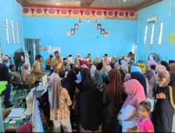 Pemdes Tanah Abang Selatan Mulai Salurkan Bantuan Pangan Berupa Beras dan Minyak Goreng kepada Warga
