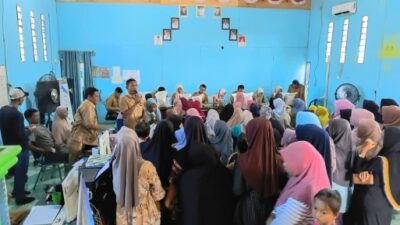 Pemdes Tanah Abang Selatan Mulai Salurkan Bantuan Pangan Berupa Beras dan Minyak Goreng kepada Warga