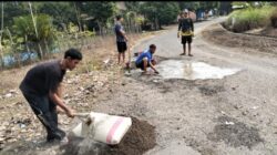 Perangkat Desa dan Warga Gotong Royong Tambal Jalan Berlubang di Jalan Lingkar Dusun VII–VIII Tanah Abang Selatan