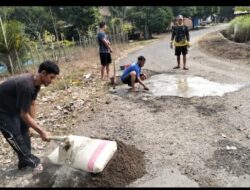 Perangkat Desa dan Warga Gotong Royong Tambal Jalan Berlubang di Jalan Lingkar Dusun VII–VIII Tanah Abang Selatan